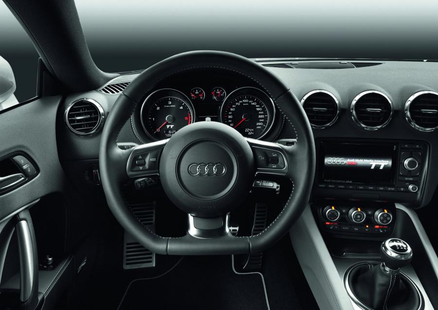 Торпедо Audi TT 2.0 TDI Quattro Coupe (8J) 2010 года  (WW) (фото 6 из 26)